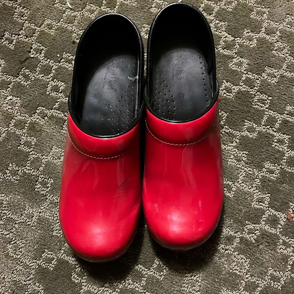Sanita Lipstick Red Clogs size 39